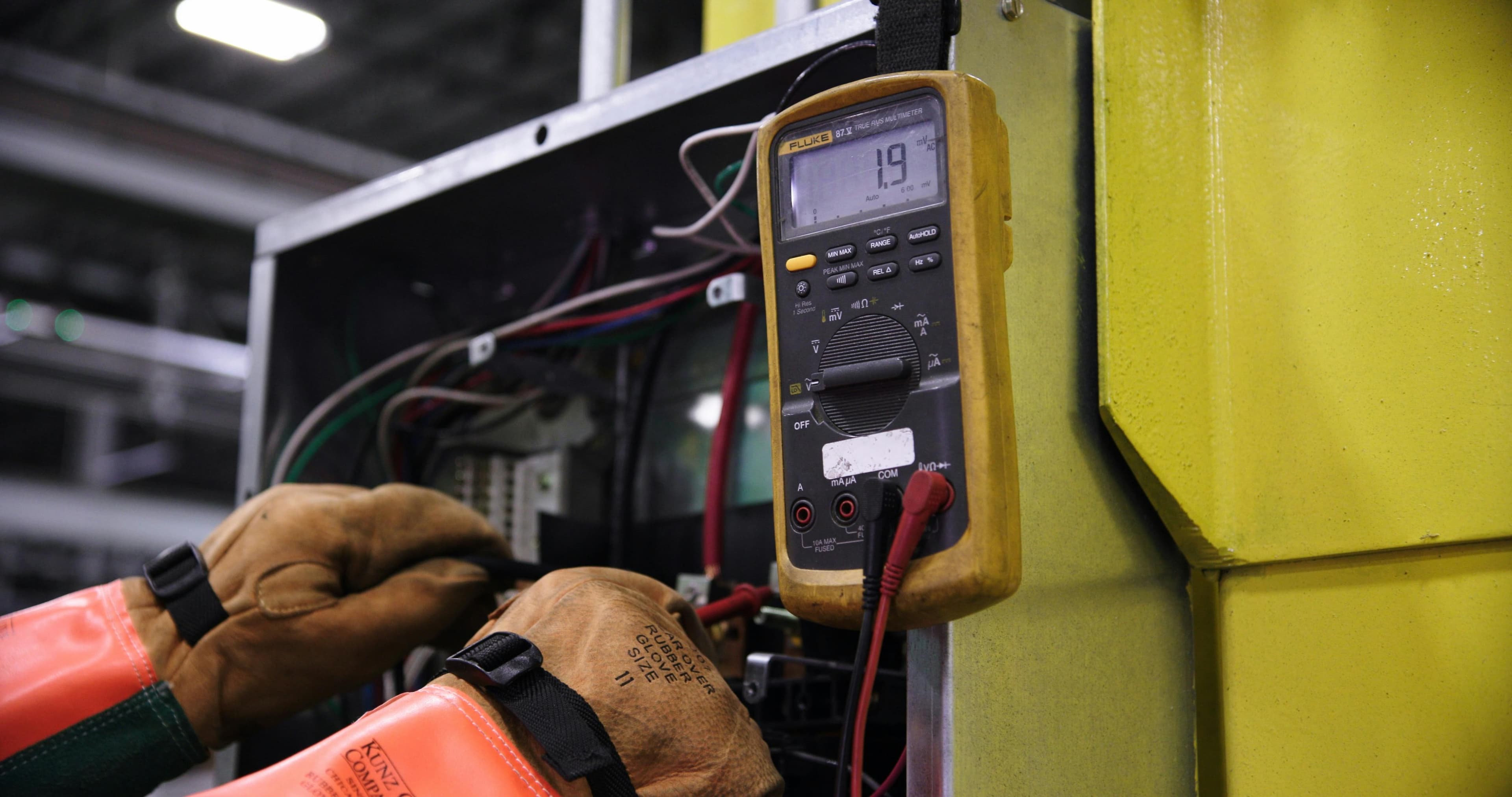 Technicien intervenant sur un équipement électrique industriel