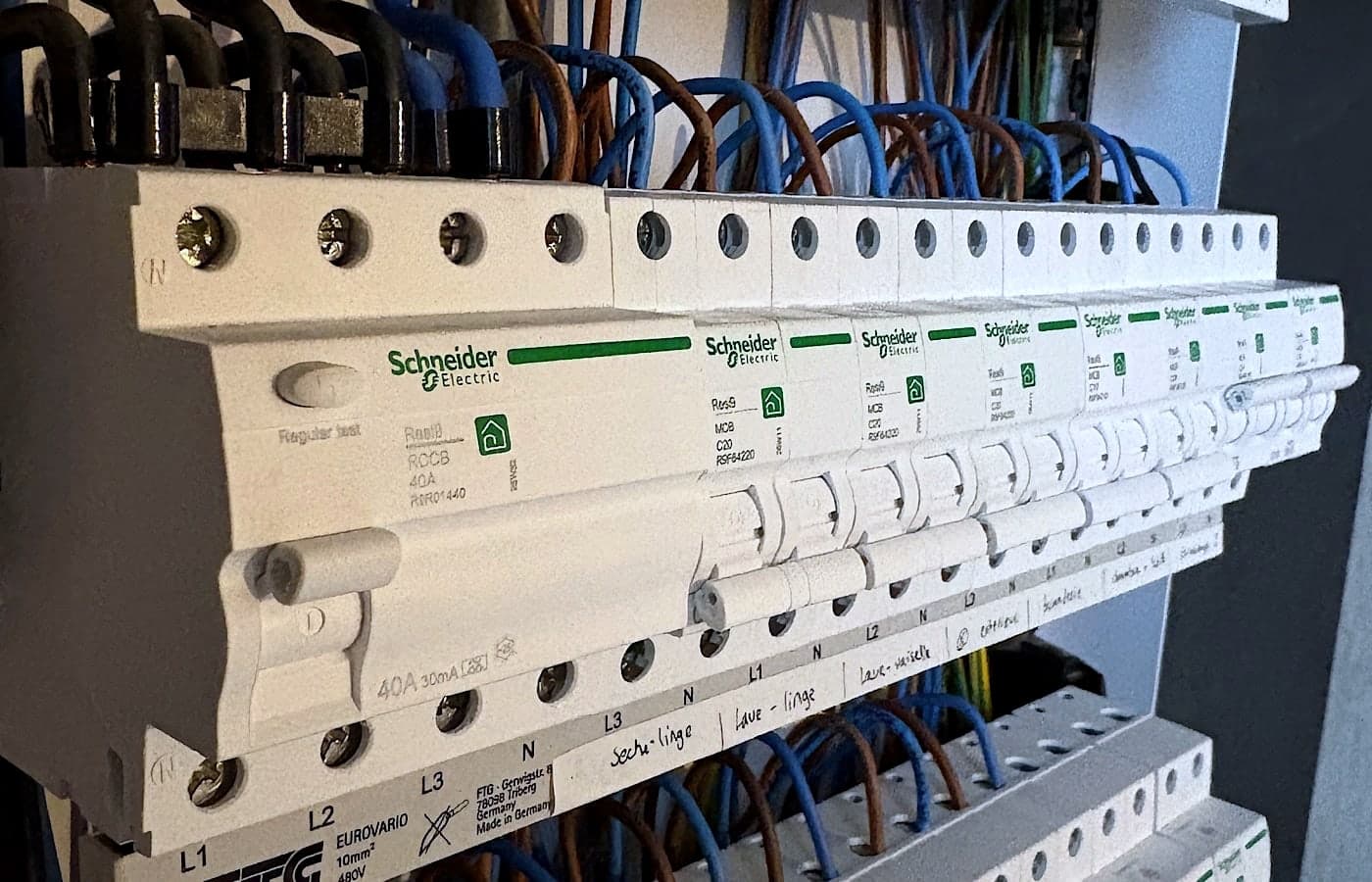 Tableau électrique modulaire repéré, posé par dvernin