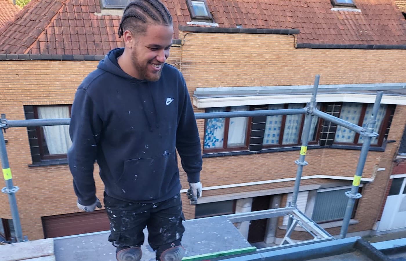 Dimitri Vernin sur un chantier avec son oncle