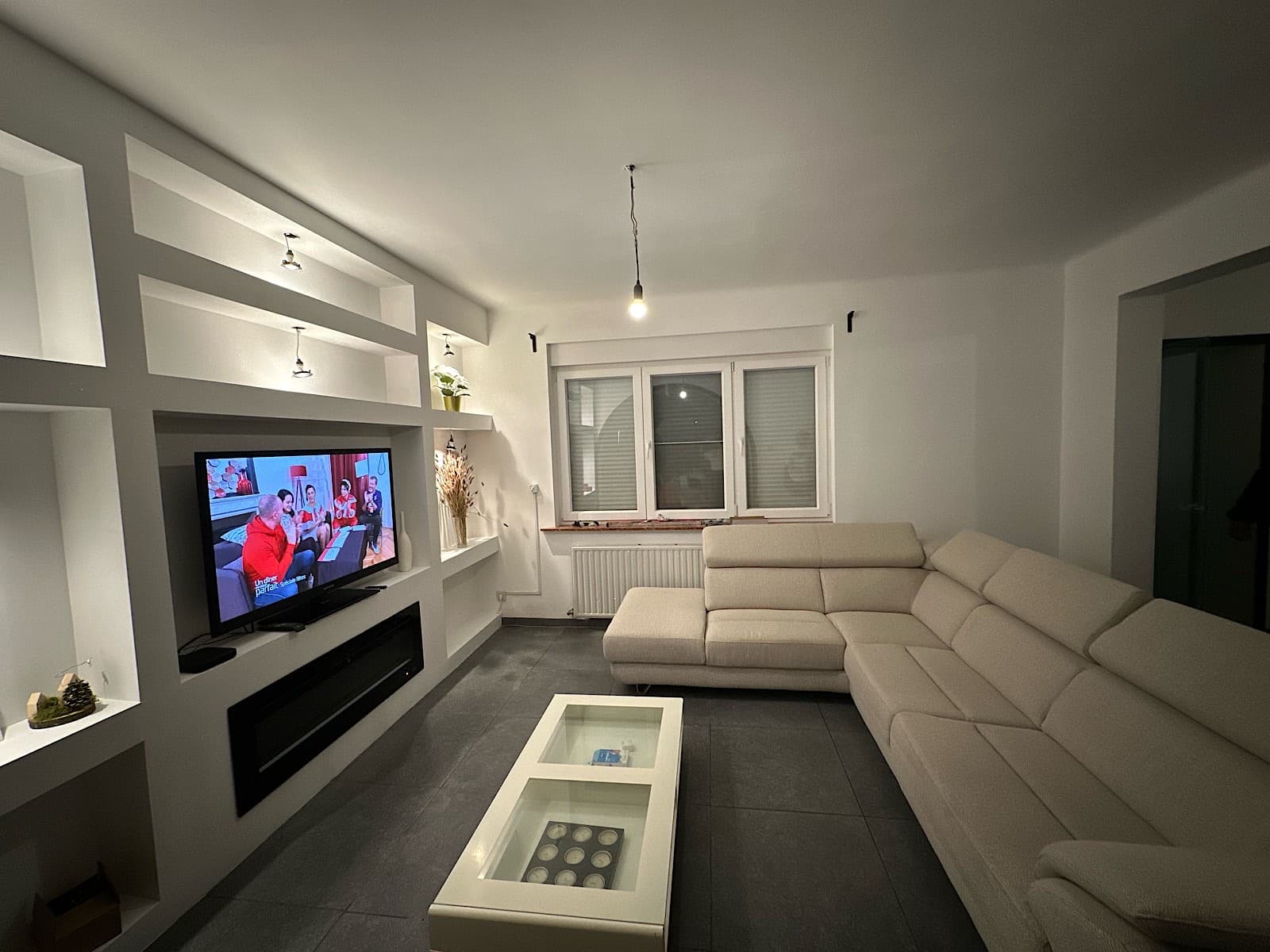 Mur TV et cheminée sur mesure
